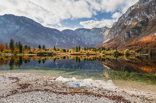Lac de Bohinj, couleurs automnales et plage de galets sur Daan Duvillier | Photos urbaines et paysages artistiques