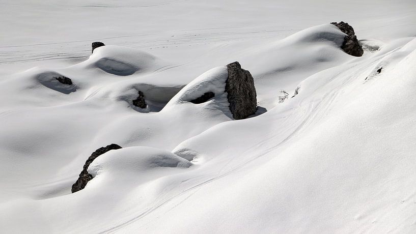 Skisporen in de sneeuw - Sextener Dolomieten - Südtirol - Italië van Felina Photography
