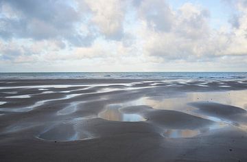 Structuren en spiegelingen aan het strand bij Wissant (Opaalkust, Frankrijk) van Birgitte Bergman