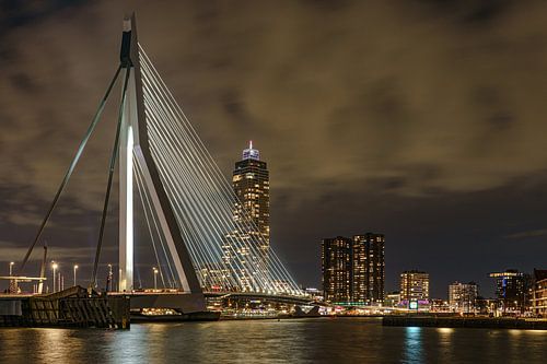 Erasmusbrug, ook wel de Zwaan genoemd.