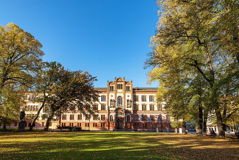 Blick auf die Universität in der Hansestadt Rostock im Herbst von Rico Ködder