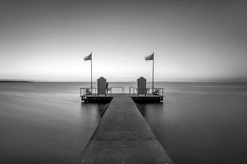 Baltische Zee bij zonsondergang in zwart-wit