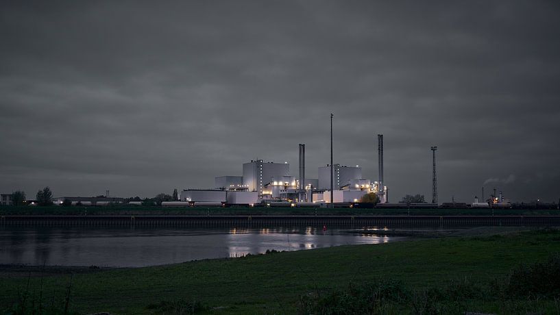 Waste-to-energy plant on the banks of the Elbe in Magdeburg by Heiko Kueverling