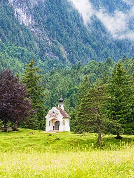 La chapelle Maria Königin au lac Lautersee près de Mittenwald sur Rico Ködder