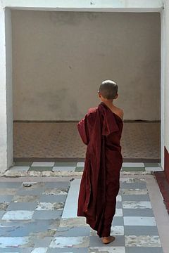 Un moine bouddhiste dans un cloître au Myanmar