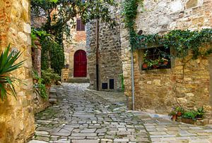 Eine typisch italienische Straße in der Toskana, Italien