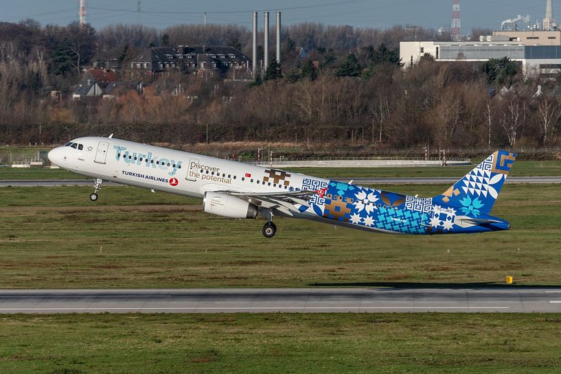 Fraai gekleurde A321 van Turkish Airlines. van Jaap van den Berg