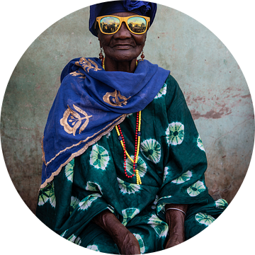 Zonnige zonnebril - Portret Afrikaanse Vrouw van Ellis Peeters