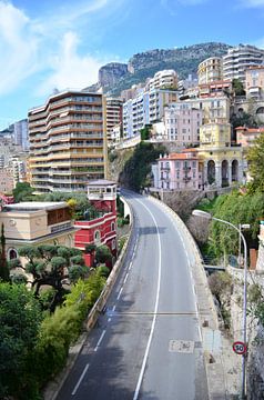 Blick auf Montecarlo in Monaco, die französische Riviera, Autobahn und Gebäude im Mittelmeer von Carolina Reina