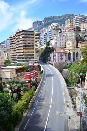 Schilderachtige Weg in Monaco – Levendig Stadsbeeld met Uitzicht op de Bergen