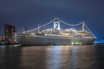 The cruise ship ss Rotterdam in Rotterdam Katendrecht in the early morning by MS Fotografie | Marc van der Stelt