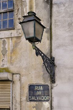 Rua do Salvador - Historic street lamp in Lisbon | Timeless Architecture Photography by Rolf Schnepp