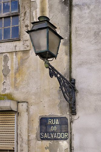 Rua do Salvador - Lampadaire historique à Lisbonne | Photographie d'architecture intemporelle