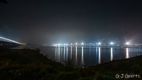 Moerdijkbrug met werklampen verlich