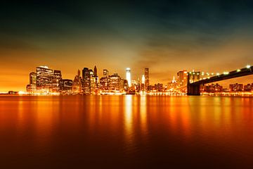 New York City - Skyline at Night / Brooklyn Bridge van Alexander Voss