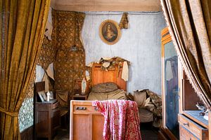 Verlassenes antikes Schlafzimmer.