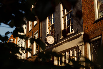 Horloge vintage sur une façade historique