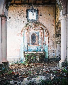 Verlaten Kerk in Italië. van Roman Robroek - Foto's van Verlaten Gebouwen