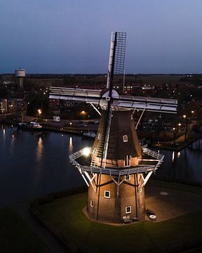 Beleuchtete Windmühle Zeldenrust bei Nacht in Dokkum von Ewold Kooistra