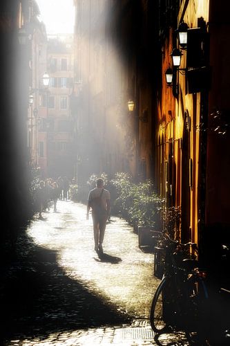 Verlichte steeg in de oude stad