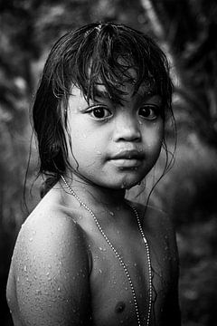 Zwart wit Portret van een meisje in Bali van Ellis Peeters