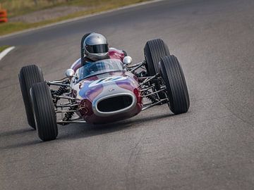 klassisches Formelauto, das aus der Gerlach-Kurve in Zandvoort kommt von Andre Bolhoeve