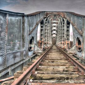 Oude rails van een verlaten spoorbrug van P van Beek
