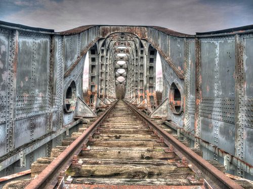 Oude rails van een verlaten spoorbrug van P van Beek