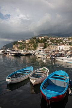 Kleine vissersboten in de haven van Vice Equence (bij Amalfikust), Italië, metg donnker wolkendek.