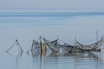 oude visnetten in de Waddenzee van Harry Siegers