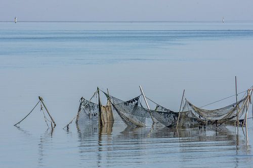 oude visnetten in de Waddenzee