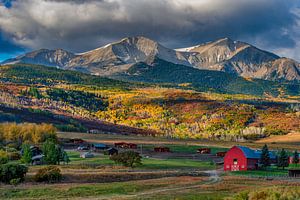 Red Barn Photo en Mount Sopris in Colorado met herfstkleuren van Daniel Forster