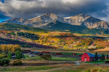 Red Barn Photo en Mount Sopris in Colorado met herfstkleuren van Daniel Forster