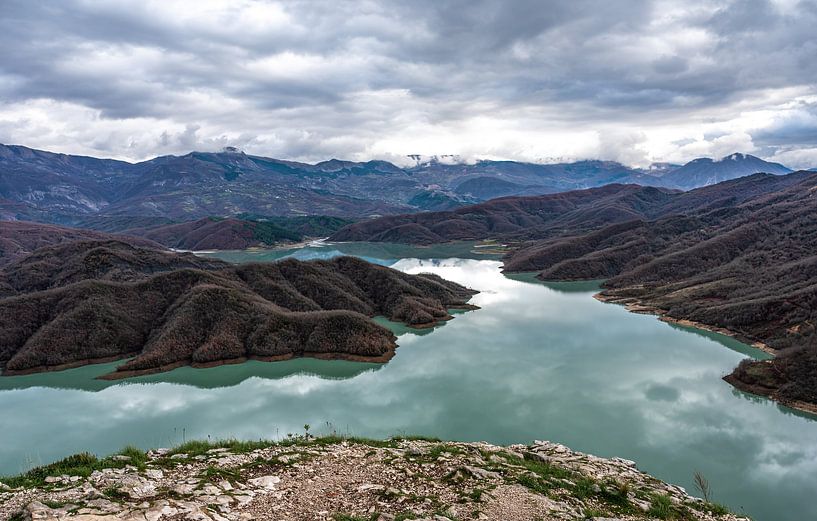 Paysage montagneux au-dessus d'un lac de retenue par Werner Lerooy