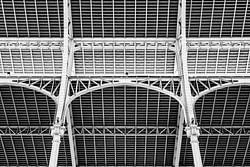 Dakconstructie Markthal Mercado Colon Modernisme Valencia Spanje gemaakt van staal zwart en wit