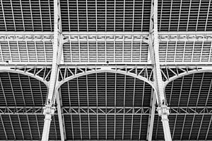 Dachkonstruktion Markthalle Mercado Colon Modernismus Valencia Spanien aus Stahl schwarz-weiss