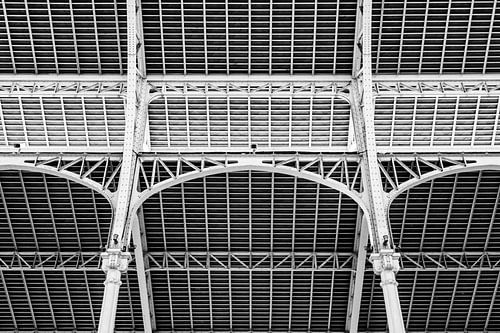 Dakconstructie Markthal Mercado Colon Modernisme Valencia Spanje gemaakt van staal zwart en wit