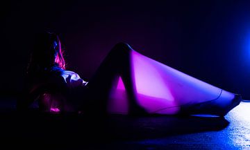 vrouw silhoute neon van Kaylee Verschure