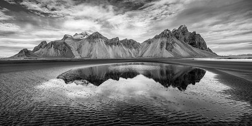 Weerspiegeling van het majestueuze Vestrahorn-gebergte