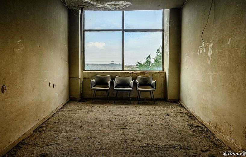 Drei Stühle und ein Blick nach draußen von Ton van den Boogaard