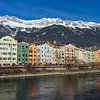 Innsbruck en Autriche Tyrol avec des bâtiments traditionnels et une vue panoramique sur les sommets alpins du Karwendel sur Animaflora PicsStock