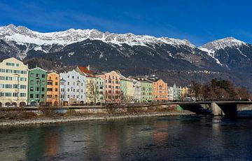 Innsbruck in Oostenrijk Tirol met traditionele gebouwen en panoramisch uitzicht op de Karwendel Alpentoppen van Animaflora PicsStock