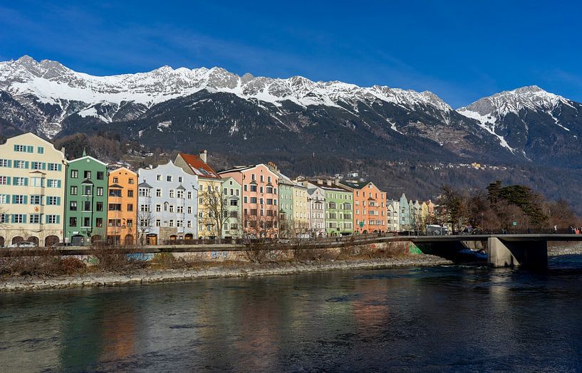Innsbruck en Autriche Tyrol avec des bâtiments traditionnels et une vue panoramique sur les sommets alpins du Karwendel par Animaflora PicsStock