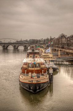 Rondvaartboten bij Maastricht met op de achtergrond de Sint Servaasbrug van John Kreukniet