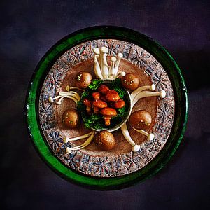 Stilleben mit Pilzen auf Keramikschale.