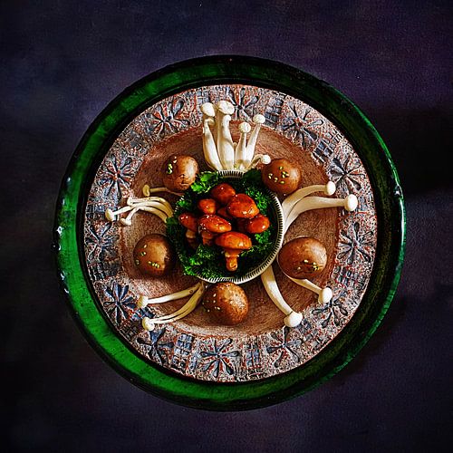 Stilleven met paddestoelen op keramiek schaal.