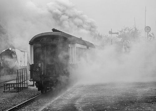 Nostalgisch plaatje van Stoomtrein Simpelveld gehuld in stoom bij vertrek van het Station
