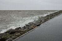 Golven slaan tegen de dijk