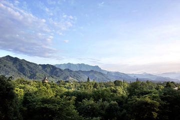 Uitzicht op de bergen - China, Sichuan van Johannes Grandmontagne