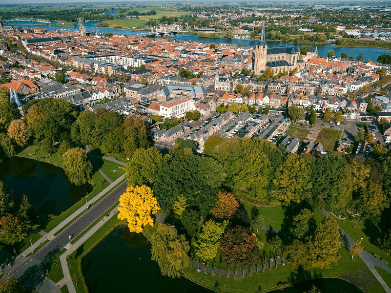 Vue aérienne de la ville de Kampen par une belle journée d'automne par Sjoerd van der Wal Photographie